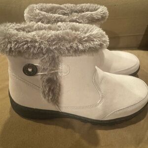 New Khombu Women's Cream w/ Gray Faux Fur Winter Boots. Foam insole,zipper. New